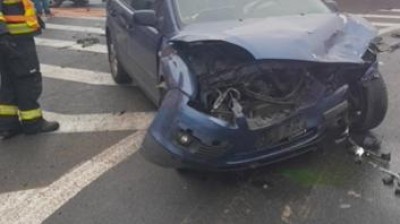 Nehoda na křižovatce mezi Jemníky a Knovízem. Tři lidé v péči záchranářů