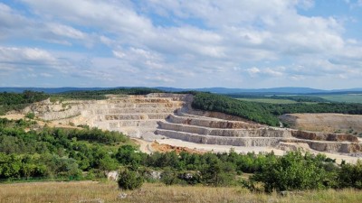 Vyrazte motoráčkem po stopách vápence a cementu do velkolomu Čertovy schody