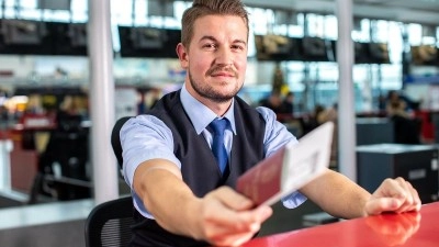 Pražské letiště o prázdninách odbaví přes tři a půl milionu cestujících. Přinášíme desatero pro hladký průchod letištěm