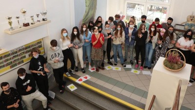 VIDEO: Na kladenské škole E. Beneše se děkovalo zdravotníkům potleskem vestoje