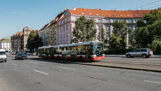 V Praze na Dejvické přidali pruh pro autobusy