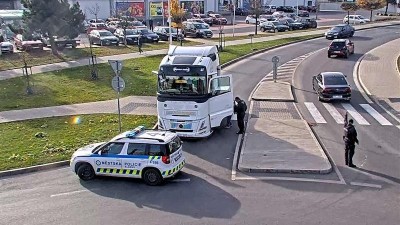 Kladenští strážníci se domluví i maďarsky. Díky tomu vyřešili uvízlý kamion