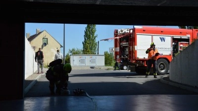 Hasiči z Kladna a Slaného cvičili v Horoměřicích hašení elektromobilu