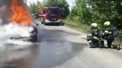 VIDEO: Automobil zachvátil požár, silnice je kvůli zásahu hasičů uzavřena