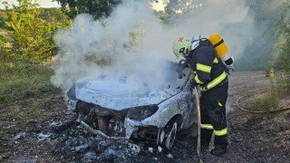 Perné odpoledne hasičů na Kladensku. Hořel elektrický autobus, činžák, auto a tráva