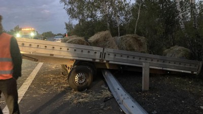 Úterní nehoda náklaďáku se senem na dálnici: auto v protisměru a balíky všude kolem