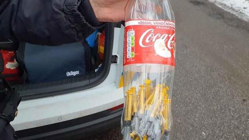 Zodpovědn&yacute; muž předal kladensk&yacute;m str&aacute;žn&iacute;kům zhruba 30 použit&yacute;ch injekčn&iacute;ch stř&iacute;kaček