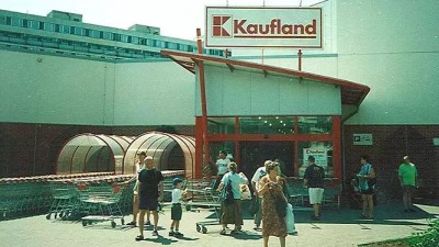 Kaufland vyhnal parkující ze sídliště. Parkovací apokalypsa na Kladně