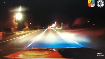 VIDEO: Přes dvě stě za hodinu Malým Přítočnem. Policisté honili půl hodiny auto