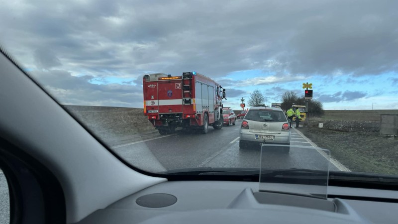 Nehoda vlaku a osobáku na přejezdu. Trať na Velvary je uzavřená