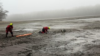 Kladenští hasiči zachraňovali nebohého psa z bahna