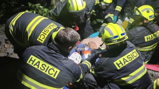 Auto skončilo na Kladně Dubí v příkopu. Hasiči museli zraněného vyprostit