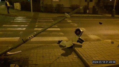 Řidič naboural semafor v centru Kladna. Strážníci ho vypátrali nejenom podle nalezené značky