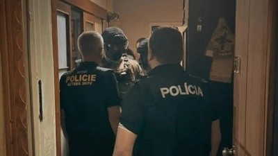 Muže, který vyhrožoval školám, chytili na Ukrajině. Platili ho z Ruska
