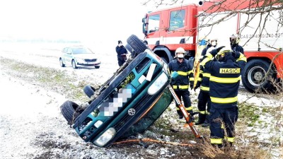 Víkendová sněhová nadílka s sebou přinesla 20 dopravních nehod