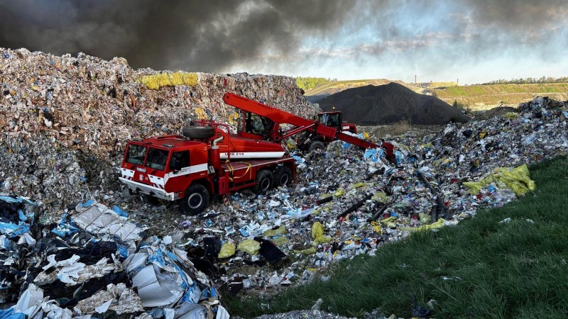 Lány mají výsledky rozboru půdy po požáru skládky