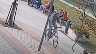 VIDEO: Cyklista srazil na Václavském náměstí v Kročehlavech malého chlapce. Nepoznáváte ho?