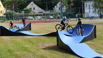 V Družci otevřeli pumptrackovou dráhu