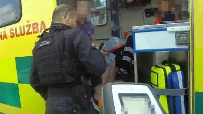 Náklaďák ve směru od Velké Dobré vypustil na vozovku naftu, cyklistka na ní uklouzla