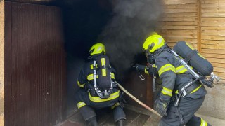 Ve Švermově hořela v neděli večer garáž a auto