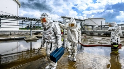 Jako ze scifi filmu. Hasiči nacvičovali únik ropy