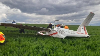 Tragédie na Litoměřicku. Při pádu letadla zemřel člověk, další je těžce zraněný