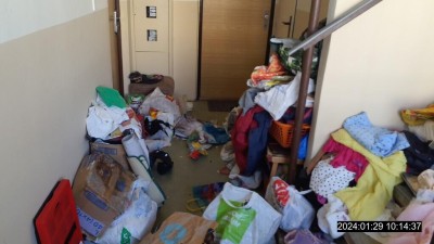 Problematická nájemnice z Kročehlav zastavěla chodbu odpadem a málem shodila strážníka ze schodů
