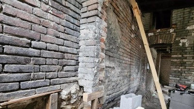 Hrozilo, že zeď garáže v Brandýsku spadne. Hasiči použili se speciální kontejner