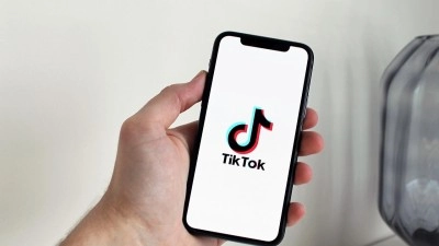 Kladenští strážníci museli usměrnit vulgárního TikTokera, před školáky vykřikoval „Dobré ráno, č***i!“