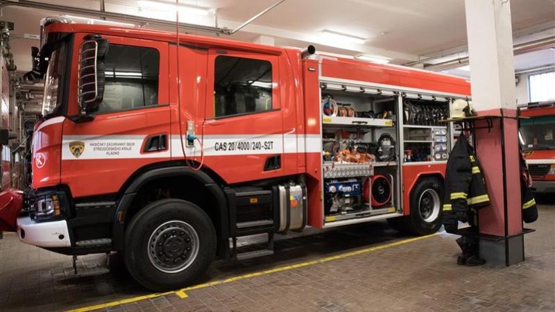 Hasiči na stadionu ve Slaném zkoumali, odkud jde dým