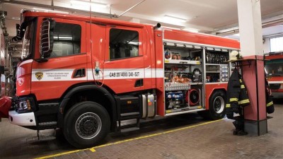 Hasiči na stadionu ve Slaném zkoumali, odkud jde dým