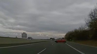 VIDEO: Skoro osmdesátiletá žena se otáčela s autem na dálnici D6