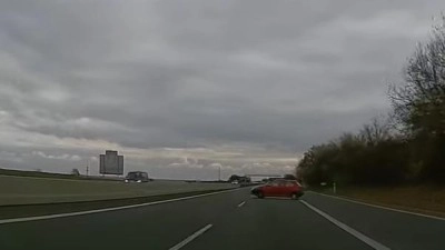 VIDEO: Skoro osmdesátiletá žena se otáčela s autem na dálnici D6