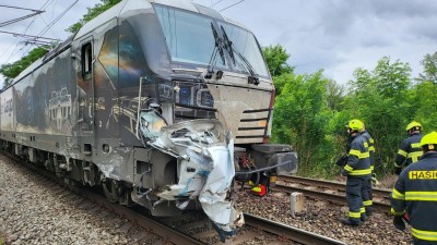 Střet nákladního vlaku s dodávkou na železničním přejezdu v Mělníku. Řidič vozu byl letecky transportován do pražské nemocnice, z auta toho moc nezbylo