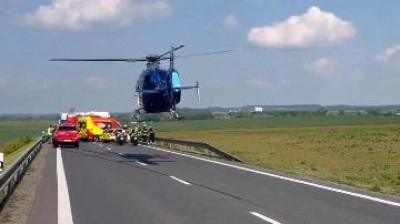 U Ješína zasahoval vrtulník po čelním střetu. Silnice na Slaný uzavřena