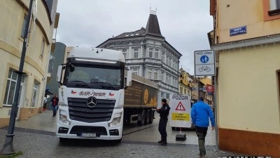 Kamion prý na pěší zónu v Kladně zavedla navigace