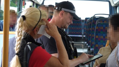Šestileté dítě s dudlíkem v kočárku. Jeho rodiče za něj nechtěli platit v kladenském buse