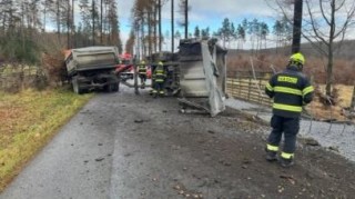 Silnice mezi Lány a Křivoklátem blokovaná. Kamionu se vysypal náklad