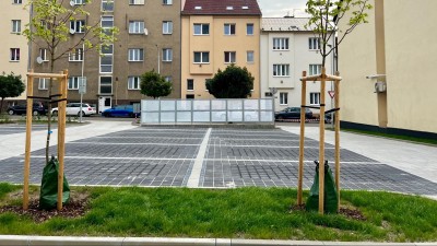 Stavba nových parkovacích míst v ulici Stehlíkova ve Slaném je ukončena