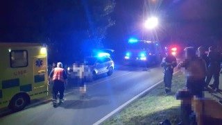 Čtveřice mladých lidí skončila s vozem na střeše v příkopu ve Vrapicích, strážníci jim poskytovali první pomoc