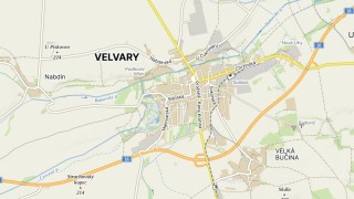 Nehoda u Velvar. Auto skončilo v poli