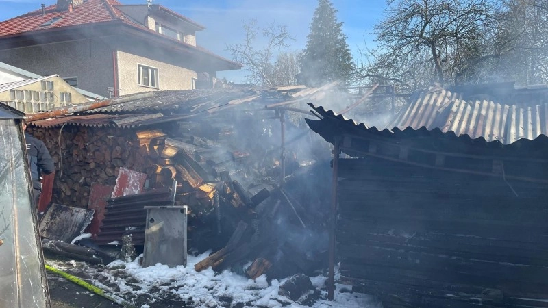 V Novém Strašecí hořelo uskladněné dřevo