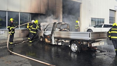 Elektrický nákladní automobil ve firmě vzplál a plameny zasáhly i přilehlou halu a autoservis. Škoda pět milionů korun