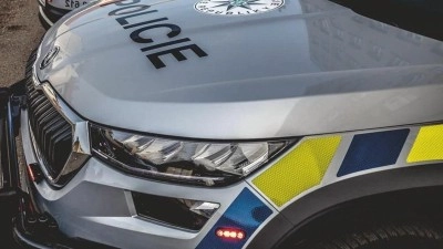 Na křižovatce u obce Kamenné Žehrovice havarovalo osobní auto
