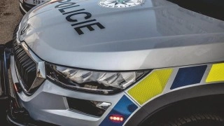 Na křižovatce u obce Kamenné Žehrovice havarovalo osobní auto