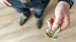 V Kladně se lidé shledali se ztracenou taškou s více než 68 tisíci i vypadlou „pětistovkou“