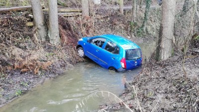 Auto sjelo do potoka, hasiči z něj vyprošťovali ženu