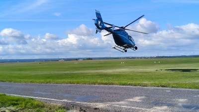 Nebezpečný úsek pod dohledem vrtulníku: Policisté na Kladensku zasahovali proti riskantním řidičům