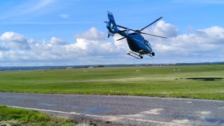 Nebezpečný úsek pod dohledem vrtulníku: Policisté na Kladensku zasahovali proti riskantním řidičům