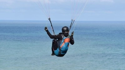 Ve Smečně spadnul paraglidista